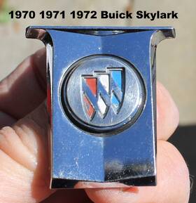 9801858 General Motors / Buick Nice Oem 1970 1971 1972 Skylark Roof Sail Panel Emblem Ornament