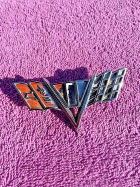 3840318 General Motors Gm 65 66 V-8 1965 - 1967 Chevrolet Impala V8 Nice Used Front Fender Inch V Flag Emblem #3840318