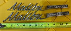 447786 General Motors Gm 1964 1965 Chevy Malibu Quarter Panel Script Nameplate 1/4 Emblem Used Set Of 2