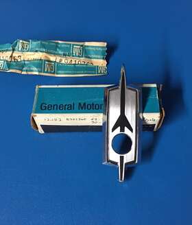 8701360 General Motors Gm Oldsmobile Nos 69 70 Olds 88 Royale 98 Rear Compartment Trunk Lid Emblem Lock Escutcheon