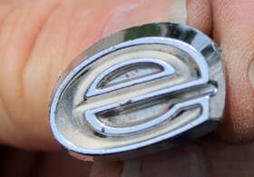 8750267 General Motors / Pontiac Bonneville Lower Case Letter Inch E Emblem Oem Gm