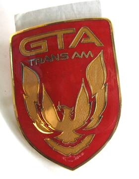 10052381 Gm New Nos 1987 - 90 Pontiac Trans Am Red Front Bumper Emblem No Box