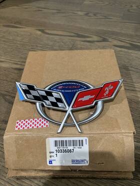 19207388 Gm 10336067 Nos # 04 Corvette Commemorative Edition Front Bumper Emblem