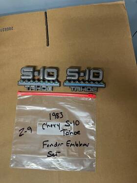 14041481 Gm 82 - 85 Chevy S10 Tahoe Fender Emblems Set Oem #