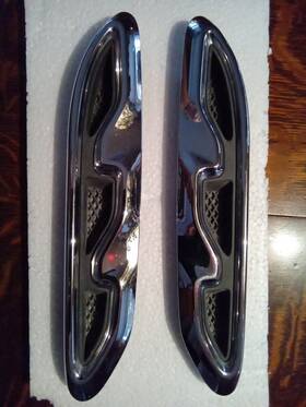 23170372 Gm 2016-2020 Buick Enclave Set Of 2 Hood Ornaments Left And Right Oem
