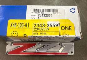 23432559 Gm 2014-2019 Chevrolet Silverado Tahoe Oem Z71 Grille Emblem New