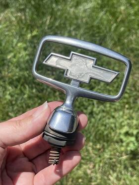 24203ac Gm 1991/96 Chevy Caprice Hood Emblem Ornament Oem Complete