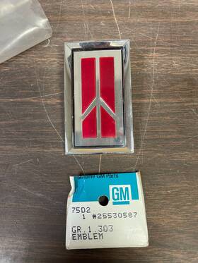 25530587 Gm 1986-1989 Oldsmobile Delta 88 Grille Header Panel Ornament Emblem Nos 625