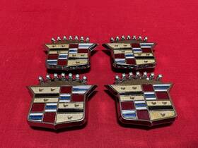 354570 Gm Nos Set Of 4 Cadillac Hubcap Emblems / Covers