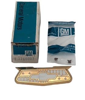 3760007 Gm 1955-1956 Chevrolet/chevy/bel Air Nos Gold Crest Emblem - Gm#