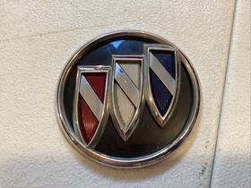 42529541 Gm Oem New 17-22 Buick Encore Rear Tail Gate Tri-shield Emblem Badge