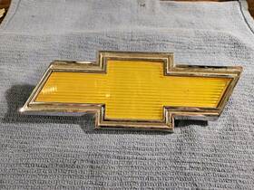 Kbc52571-2-347648 Gm 1973 1974 1975 Chevrolet Truck Bowtie Emblem Yellow Original