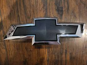 84890248 Gm Oem 2022-2023 Front Grille Bowtie Emblem Black With Chrome Trim Silverado