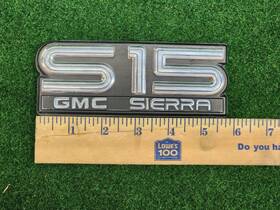 15592833 Gmc 1985 1986 1987 1988 1989 S15 Sierra Fender Emblem Broken Tabs