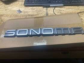 15700059 Gmc Oem 1993 Inch Sonoma Door Badge Emblems Moldings Nameplate Used