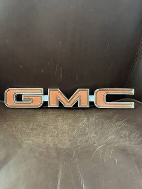 351862 Gmc 1975-80 Truck Jimmy Tailgate Trim Panel Emblem Nameplate Oem Part #351862