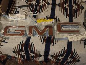 Tailgate86561645 Gmc 86561645 2019-2025 Sierra 1500 Red C Tailgate Emblem W Enhanced