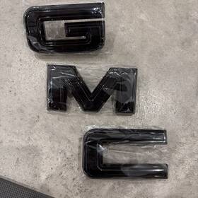 M0106350420 Gmc Grill Emblem Black 2021-2025