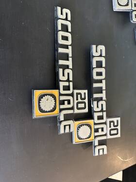 04-550 Holley Fender Emblem-scottsdale