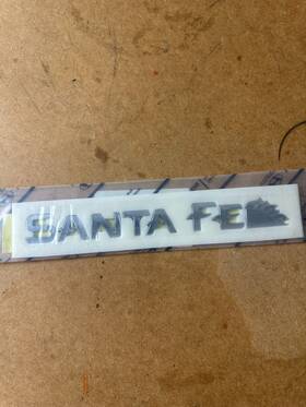 86310-26900 Hyundai New 2000-2006 Santa Fe Rear Nameplate Emblem Oem / Su 2168