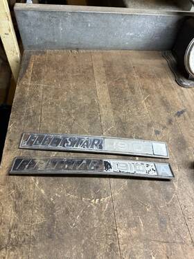 2753977 International Oem Ih Fleetstar 1910a Truck Hood Fender Emblems Set Pair