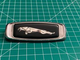 Jf7130 Jaguar Vintage Left Fender Emblem Badge Xj6 Xj8 Metal - Used Oem Genuine