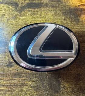 75431-48010 Lexus 2016-2020 Gs350 Gs450h Rx450h Rear Trunk Grille Emblem Black Assy Oem