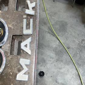 27ru369-p3 Mack Truck Hood Letters