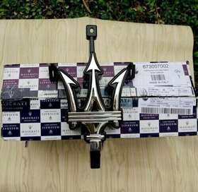 673007002 Maserati 2017 Quattroporte V6 Front Grill Emblem With Support Oe