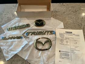 0000-8r-g02 Mazda Genuine Tribute Gold Tone Emblems 2001-2006 Lx-v6 New