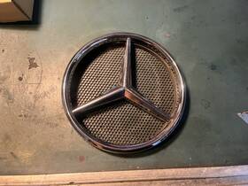 4638880097 Mercedes-benz W463 G500 Emblem On Front Grill With Insert Complete 3 Piece