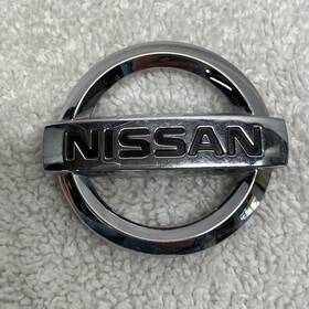 5180008501 Nissan Silver Plastic Emblem C7