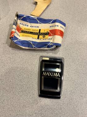 65894-15e00 Nissan 1985-1986 Maxima Hood Emblem / Ornament Nos