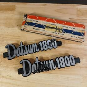 78823-u2000 Nissan Pair Nos 1973 Datsun 1800 Series Emblems L R #