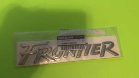 80894-3s510 Nissan Frontier Front Door Emblem 80894 3s510