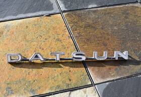 S280025500 Nissan Genuine Parts Oem Vtg 1970s Metal Datsun Emblem Script Badge