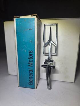 554895 Nos Gm 1977 -1978 Oldsmobile Hood Ornament Factory Oem