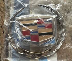 25759437 Nos Oem Gm New Front Grille Ornament Emblem Badge 02-06 Cadillac Escalade 06-11 Dts