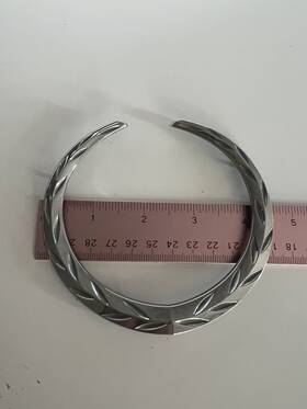 25739188 Oem Cadillac Chrome Wreath Emblem Badge Logo Pn # 4.5 Inch Used Plastic