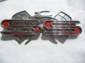 3789552 Oem 1961 Chevy Impala Ss Crossed Flags Emblem Used