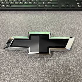42691011 Oem 2022-24 Chevy Bolt Euv Emblem For Grille Used