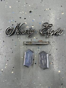 2025-0024 Oldsmobile 120825j/2025-0024 1975 98 Emblems Donk 75 Olds