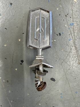 2025-0024 Oldsmobile 120825k/2025-0024 1975 98 Header Emblem Donk Olds 75