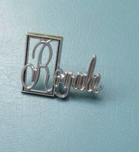 8756227 Oldsmobile 1969 70 Royale Emblem Nos
