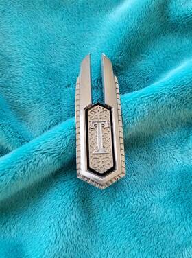 9872239 Oldsmobile 1971-1972 Toronado Sail Panel Roof Emblem Vinyl Top