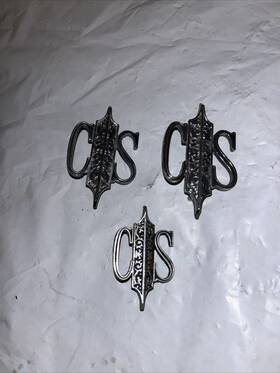 9875069 Oldsmobile 70-72 Cutlass Supreme 2 Roof Pillar Emblem Set 1 Door Panel