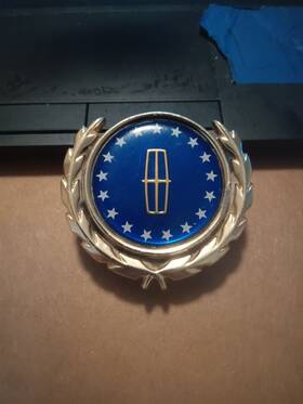 Dla14069 Original Ford Lincoln Continental 1982-87 Gold Pillar Emblem Ornament