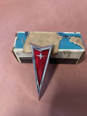 493693 Pontiac 74-78 Ventura Header Emblem