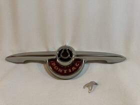 516461 Pontiac. 516463 Nos 1952 Trunk Handle Emblem Ornament Mint Condition Catalina
