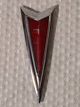 9620419 Pontiac Vintage 1974-1975 Lemans Front Header Panel Arrow Nose Emblem